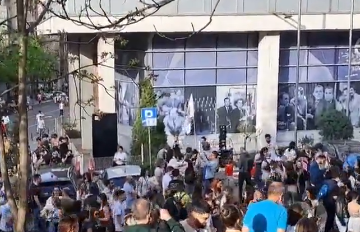Ispred zgrade RTS-a u Takovskoj